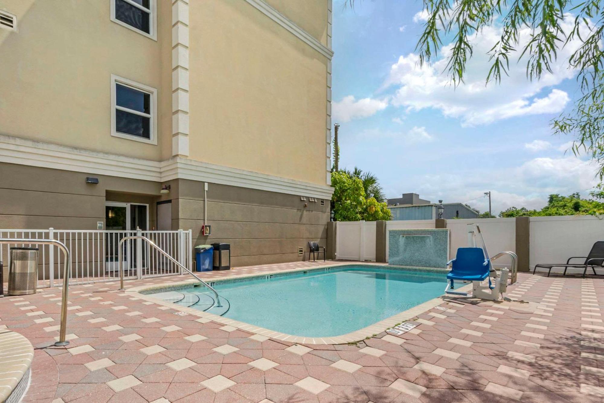 West Chase Country Inn & Suites By Radisson, Tampa Airport North, Fl מראה חיצוני תמונה